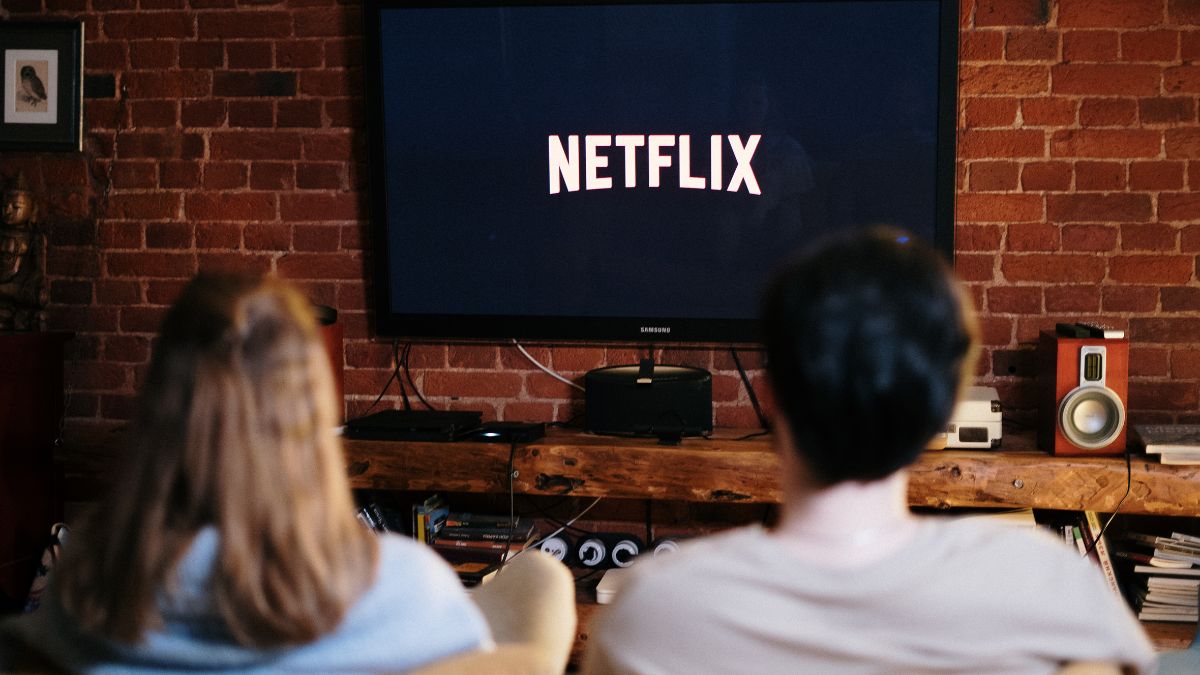 Koszty subskrypcji Netflix 2026 zdjęcie para ogląda netflixa