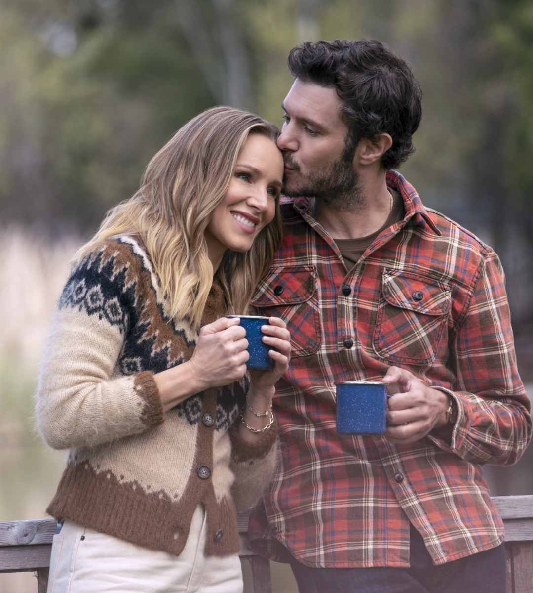 Najlepsze komedie romantyczne na Netflixie para stoi z ciepłym napojem