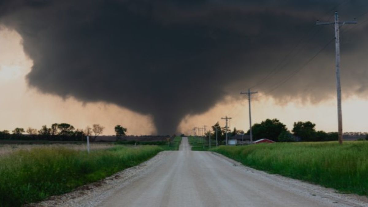 Najdroższy film w historii Netflixa pokonany: to nowy ulubieniec Polaków 4 Tornado Miasto w pulapce