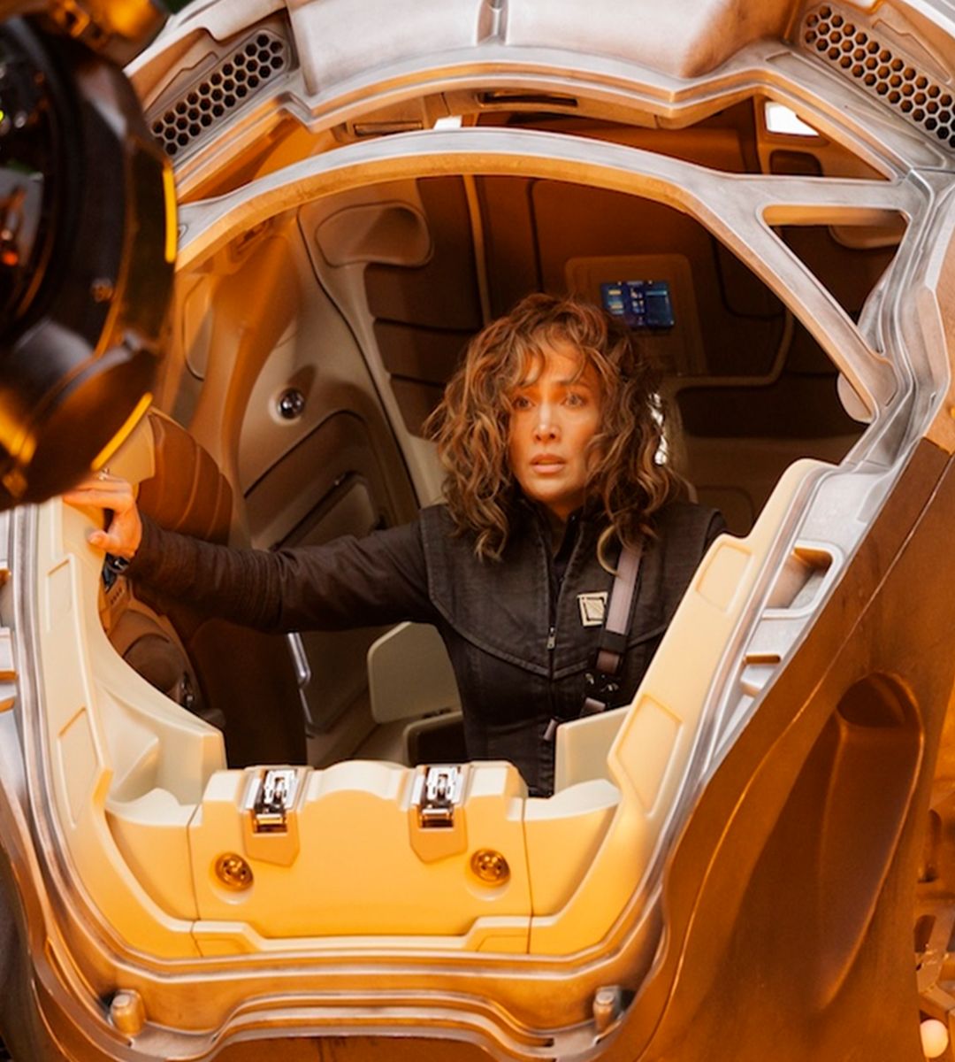 Jennifer Lopez w akcji w thrillerze science fiction, którego nie możesz przegapić 4 Atlas