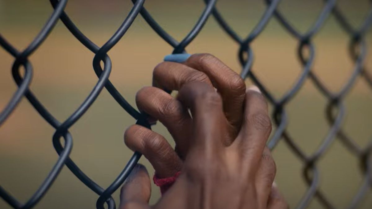 Na zawsze: Śmiała reinterpretacja młodzieńczej miłości na Netflixie 4 Na zawsze