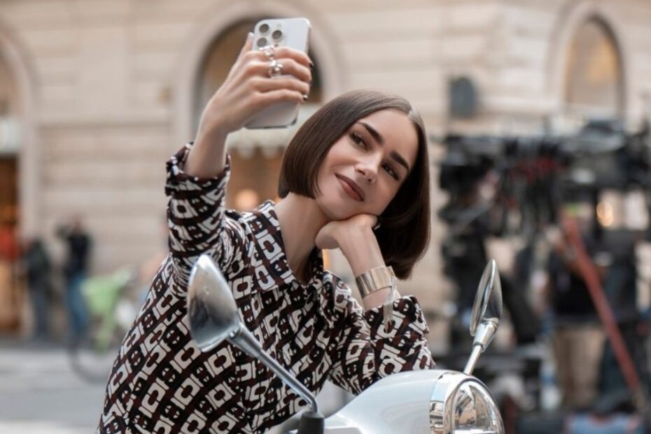 emily w paryżu 5 główna bohaterka na skuterze robi selfie