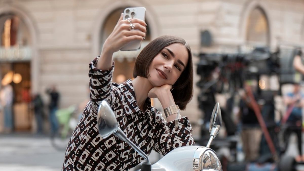 emily w paryżu 5 główna bohaterka na skuterze robi selfie
