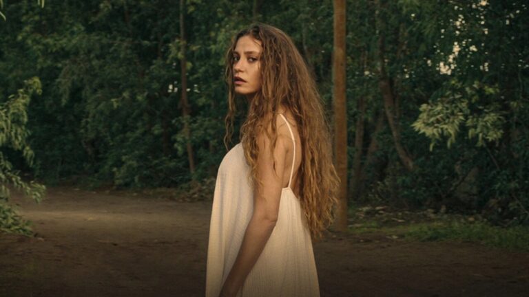Najlepsze tureckie seriale na Netflixie sharmaran kobieta w lesie
