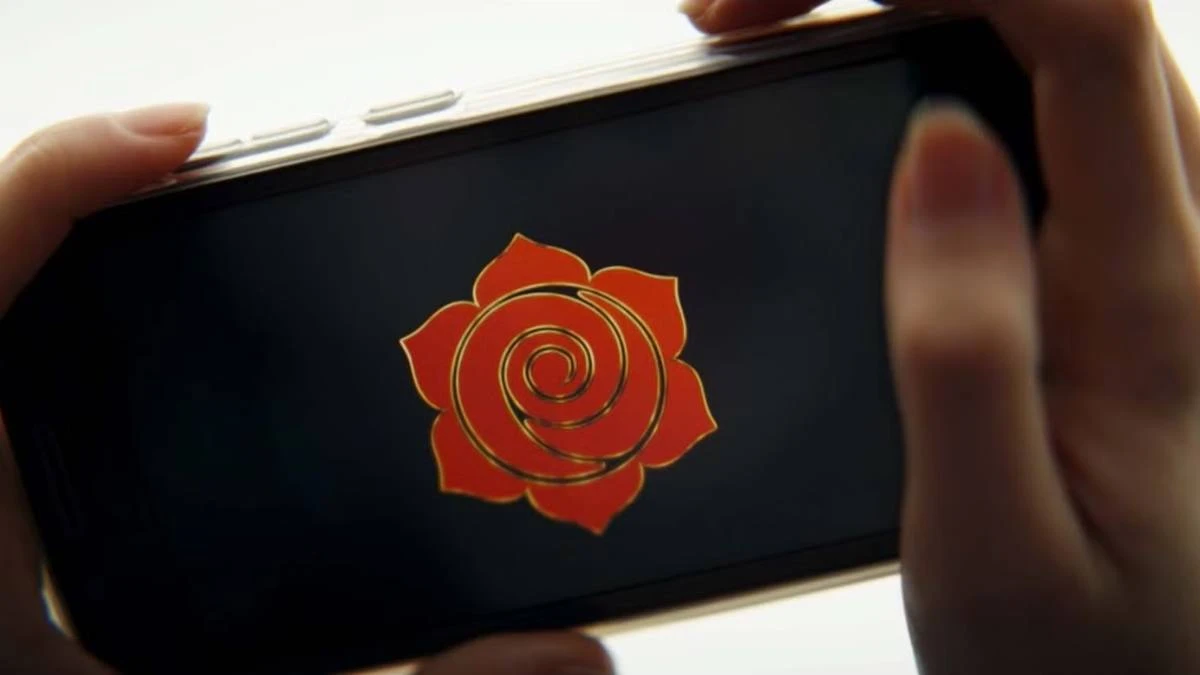 Red Rose na Netflixie smartfon ze znakiem róży