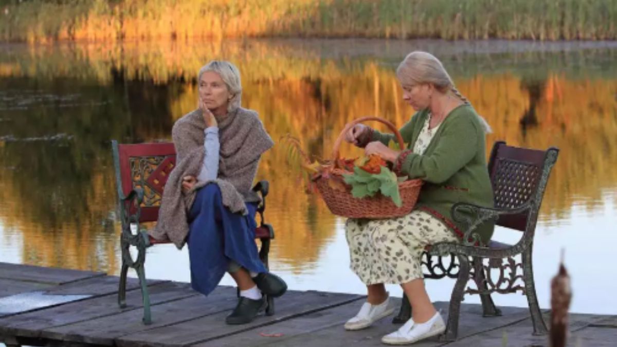 Dom nad rozlewiskiem serial netflix kobiety na tle jeziora