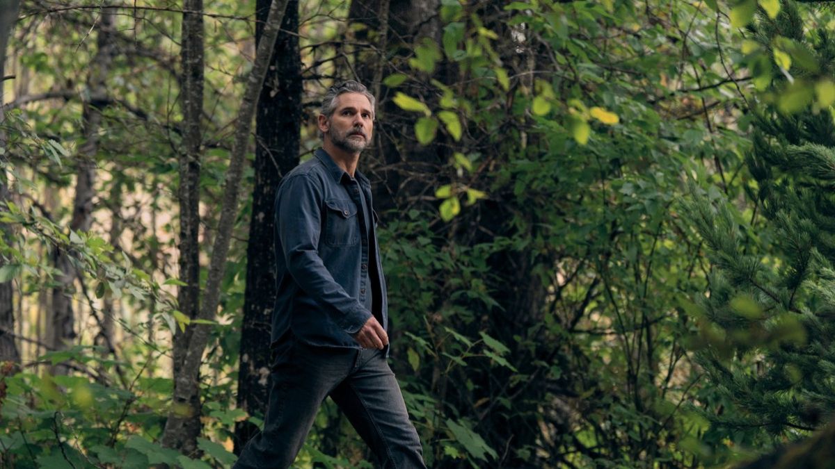 Filmowe premiery na Netflixie 2025 dzikość film eric bana idzie w lesie