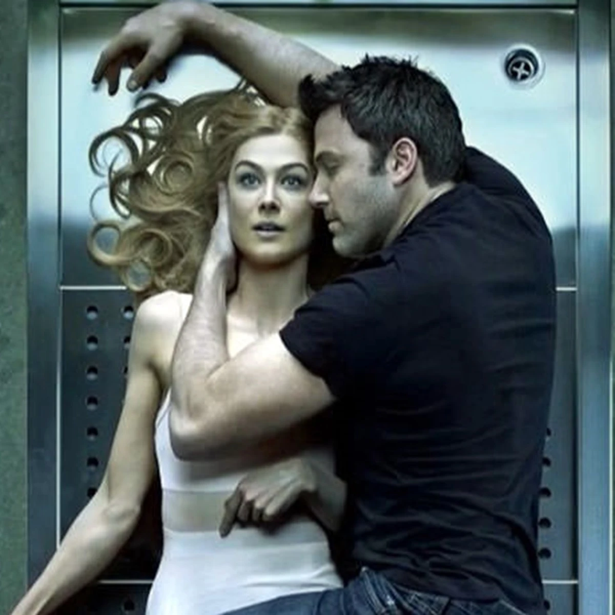 Lubisz thrillery psychologiczne? Ten z Benem Affleckiem to must-watch! 6 Zaginiona dziewczyna