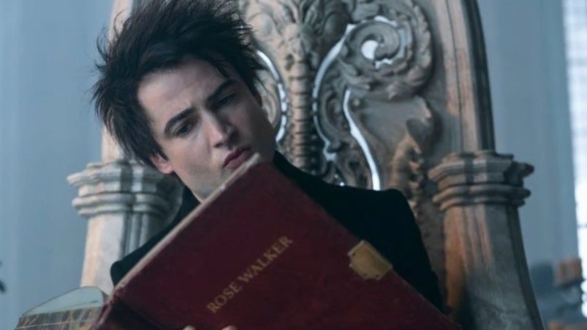 TOP 10 najchętniej oglądanych seriali Netflixa w Polsce sandman 2 mężczyzna czyta książkę na tronie