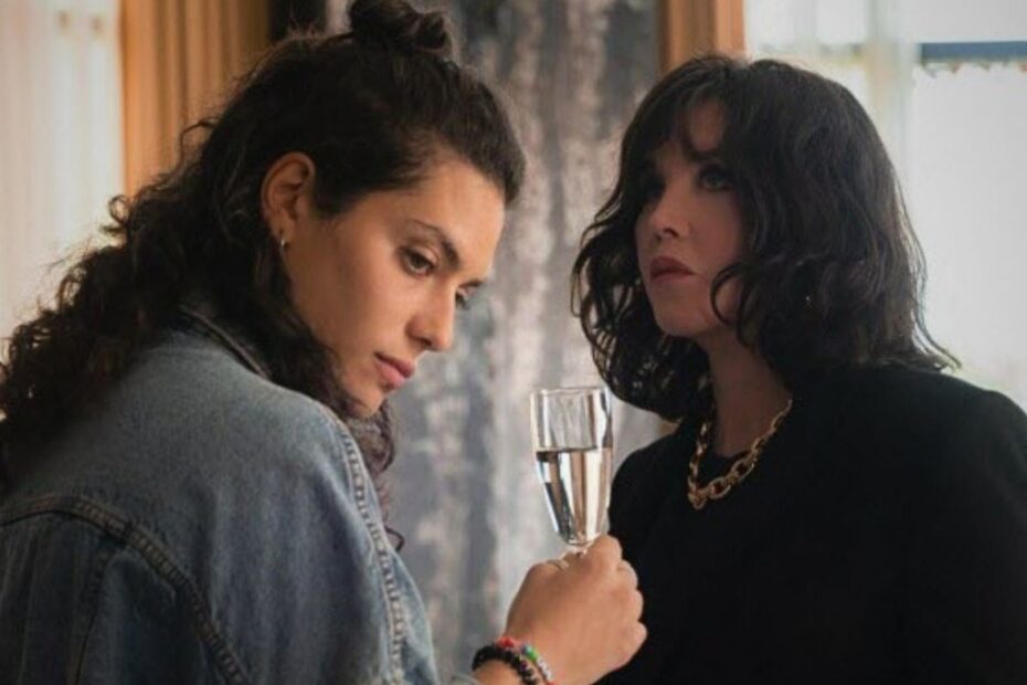 Nowe premiery na Netflixie w tym tygodniu dwie kobiety jedna trzyma lampkę szampana