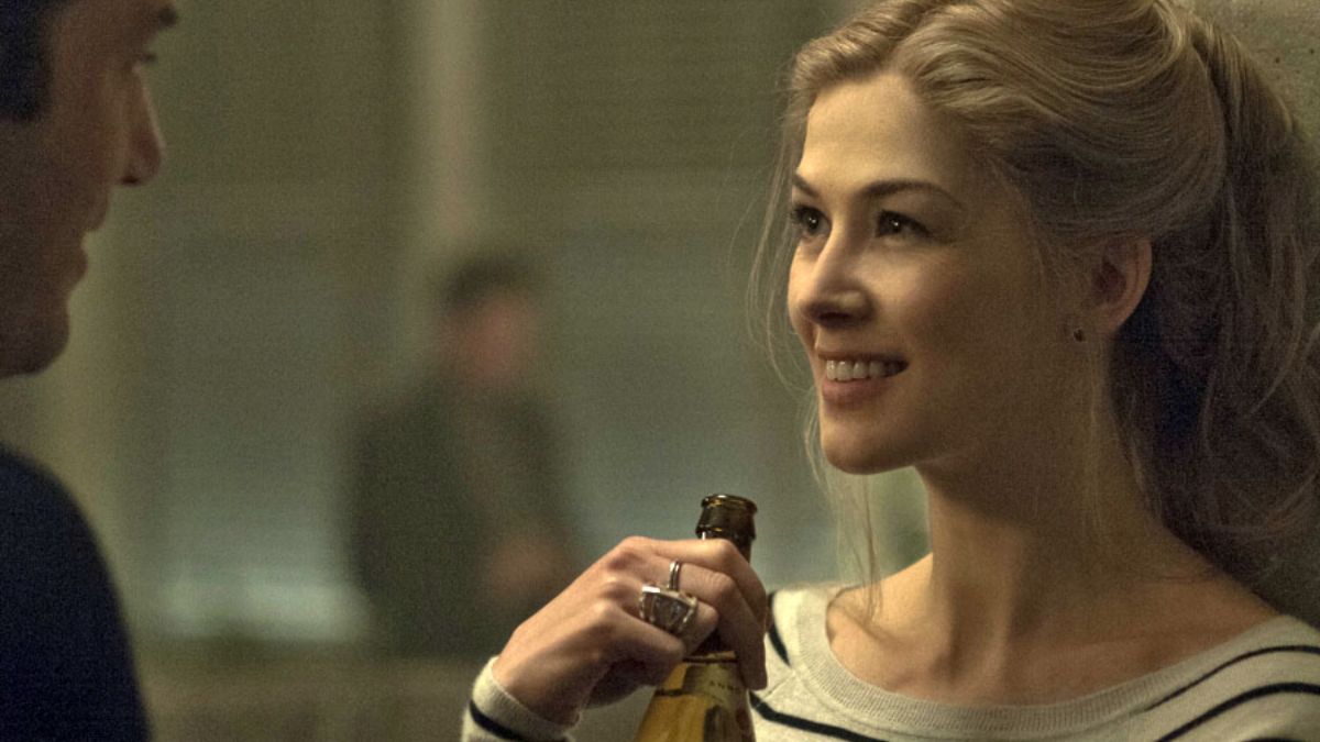 zaginiona dziewczyna główna bohaterka