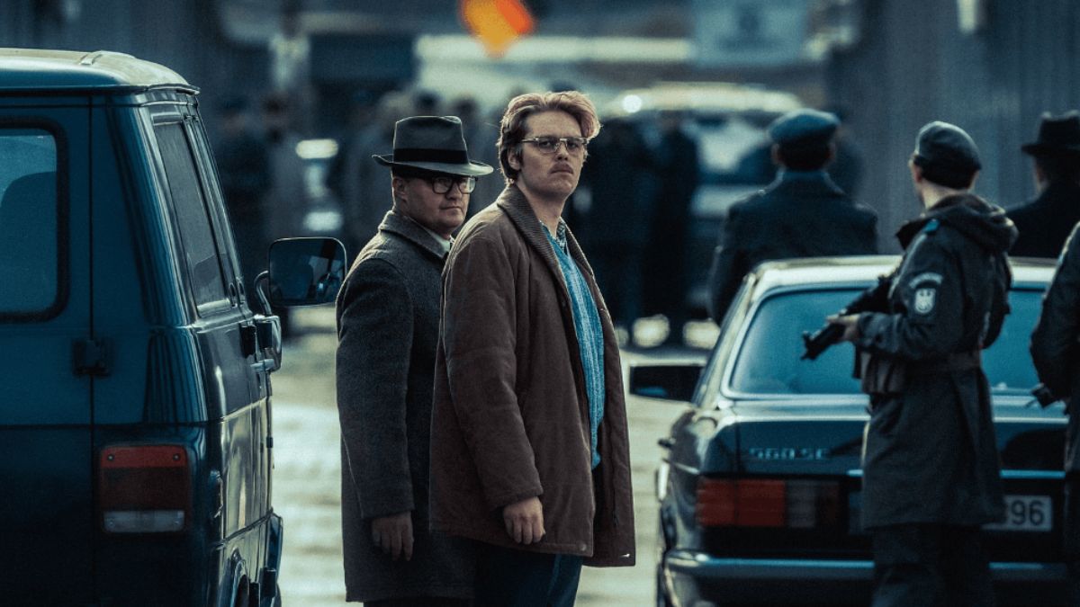 Doppelgänger. Sobowtór mężczyzna w otoczeniu policji