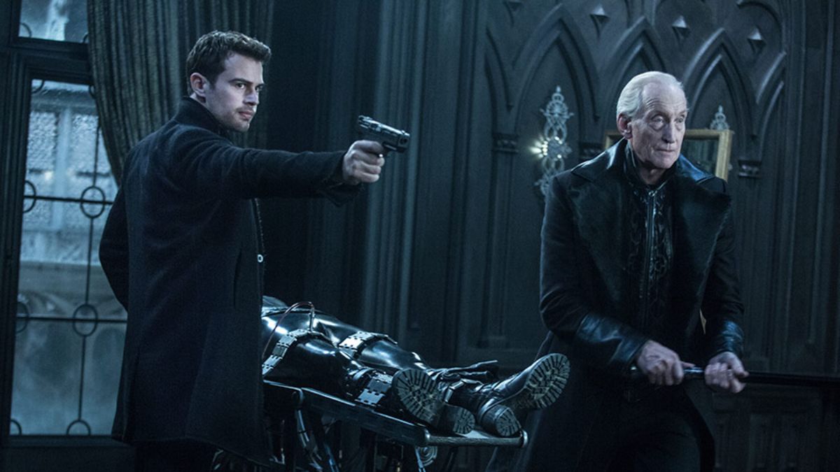 Underworld Wojny krwi mężczyzna mierzy z broni