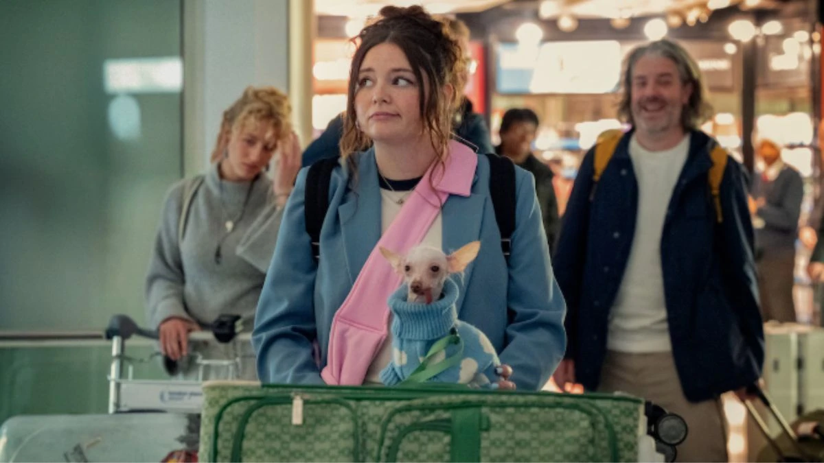 Na całego netflix główna bohaterka i reszta obsady na lotnisku