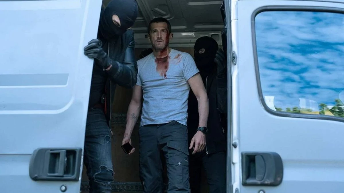 Ad Vitam główny bohater w towarzystwie służb