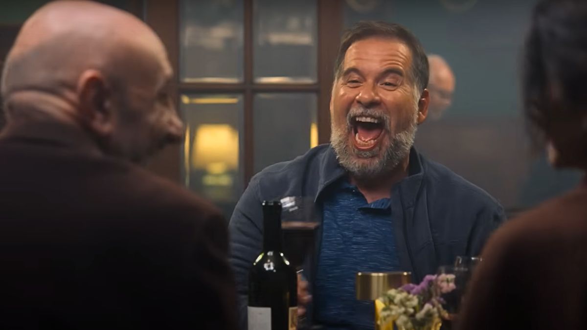 Tak jakby rodzina mężczyzna śmieje się pijąc wino