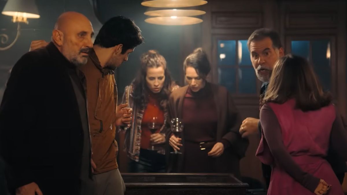 Tak jakby rodzina rodziny rozmawiają i piją wino