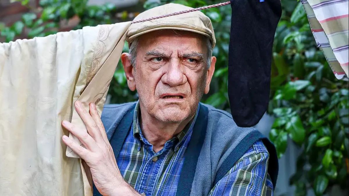 Dalej jazda film. główna obsada mężczyzna patrzy przez rozwieszone pranie