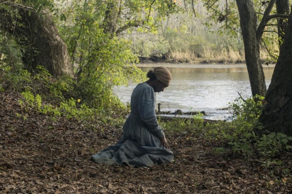 harriet film kobieta klęka przed drzewem