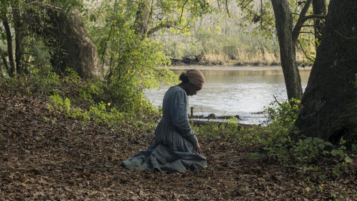 harriet film kobieta klęka przed drzewem