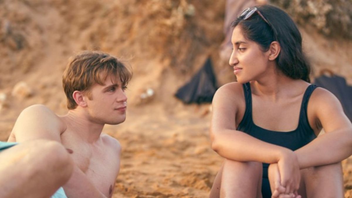 Jeden dzień na Netflixie para siedzi na plaży