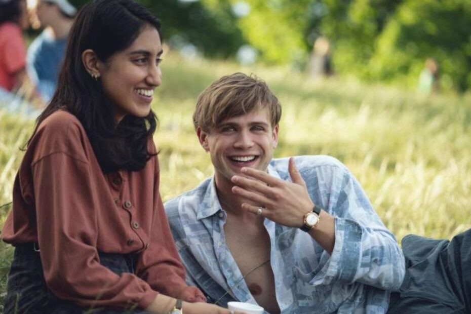 Jeden dzień na Netflixie para śmieje się siedząc na trawie