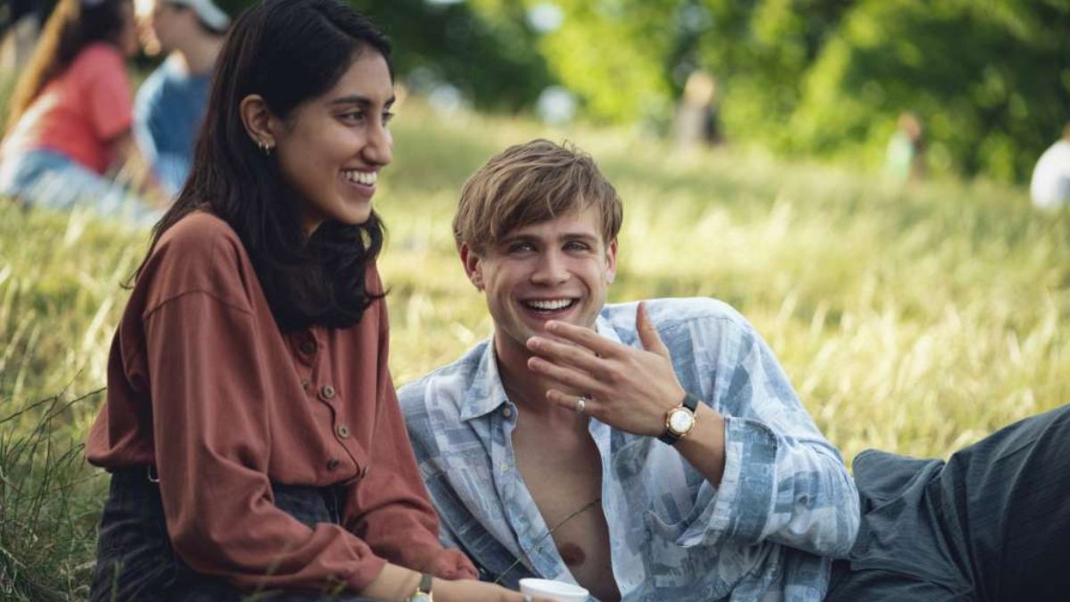 Jeden dzień na Netflixie para śmieje się siedząc na trawie