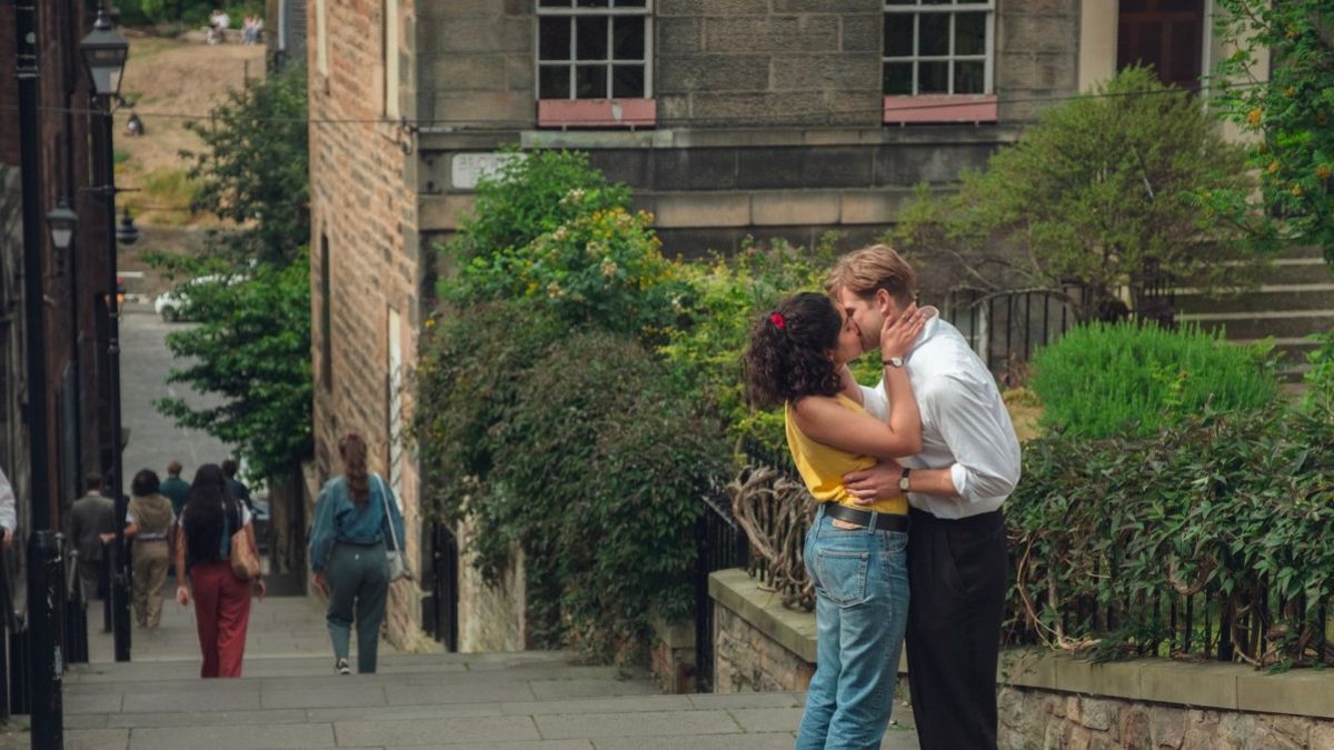 Jeden dzień na Netflixie para całuje się na schodach