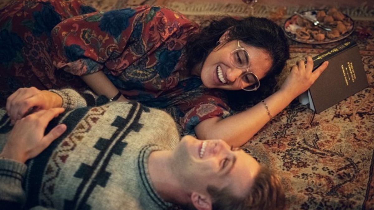 Jeden dzień na Netflixie para leży i śmieje się na dywanie