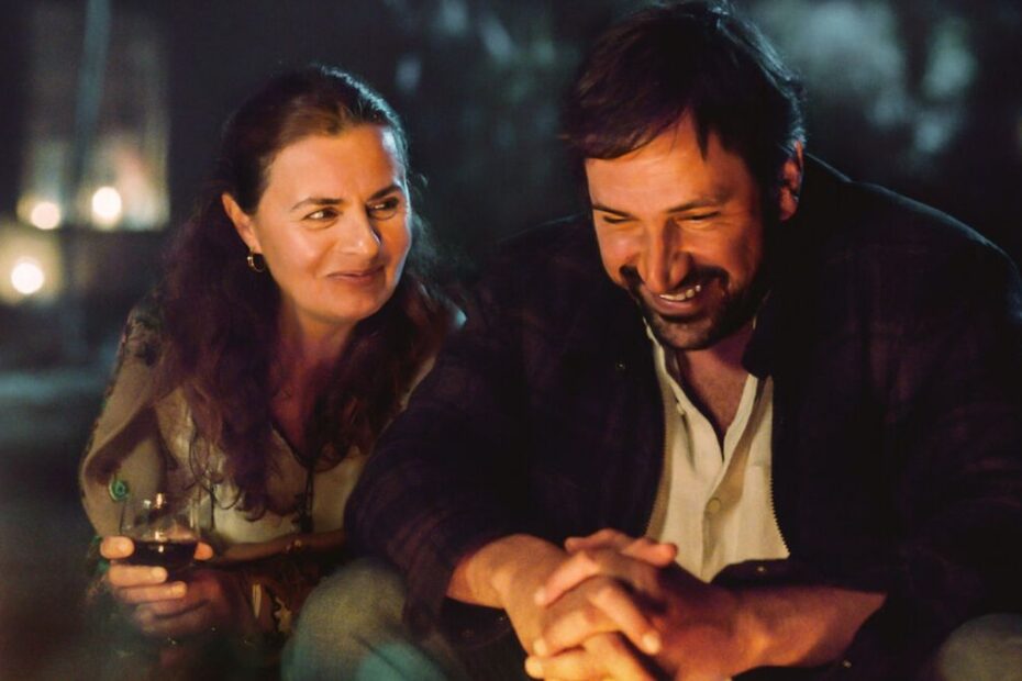 Najlepsze komedie romantyczne na Netflixie para rozmawia przy ognisku
