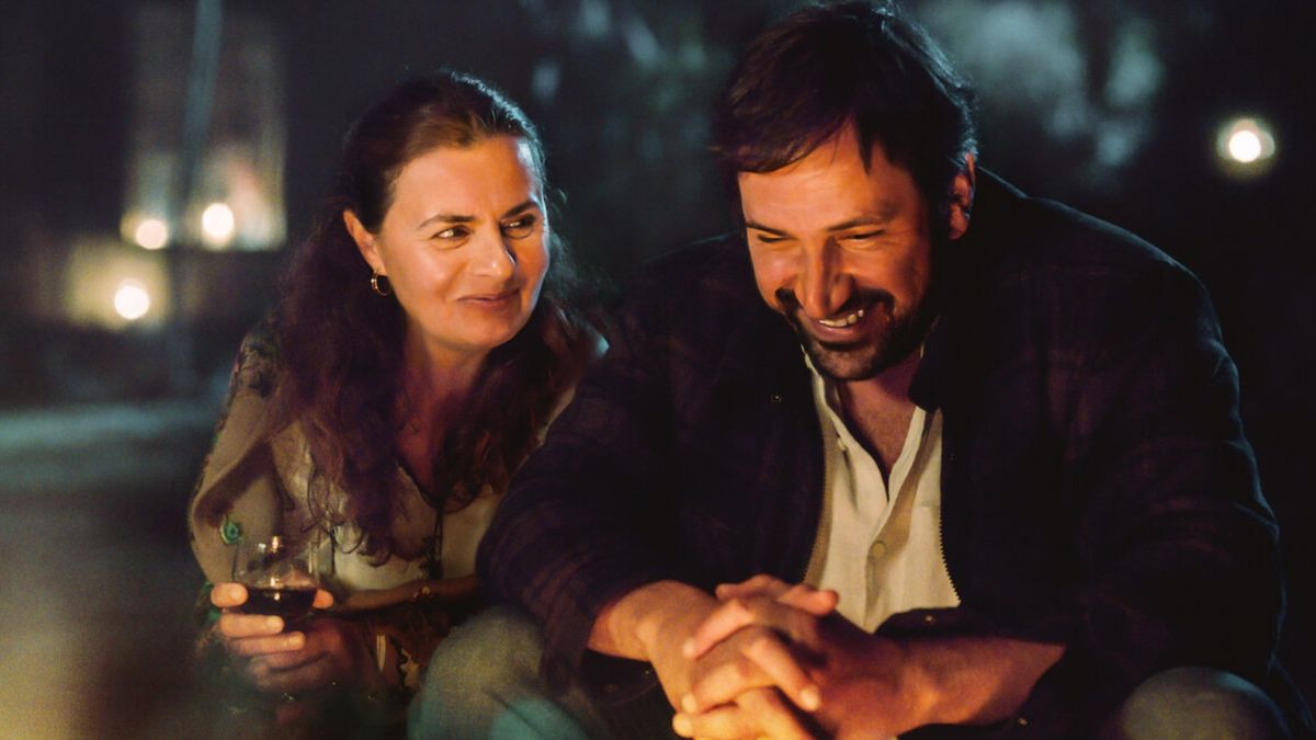 Najlepsze komedie romantyczne na Netflixie para rozmawia przy ognisku