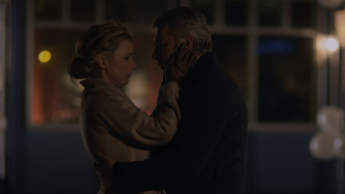 Krew z krwi 3 na Netflixie. scena z serialu mężczyzna i kobieta przytulają się