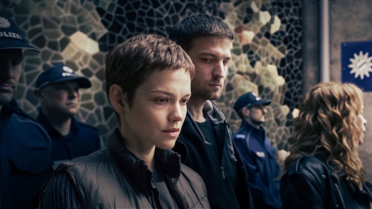perfumiarz. kobieta w towarzystwie policjantów