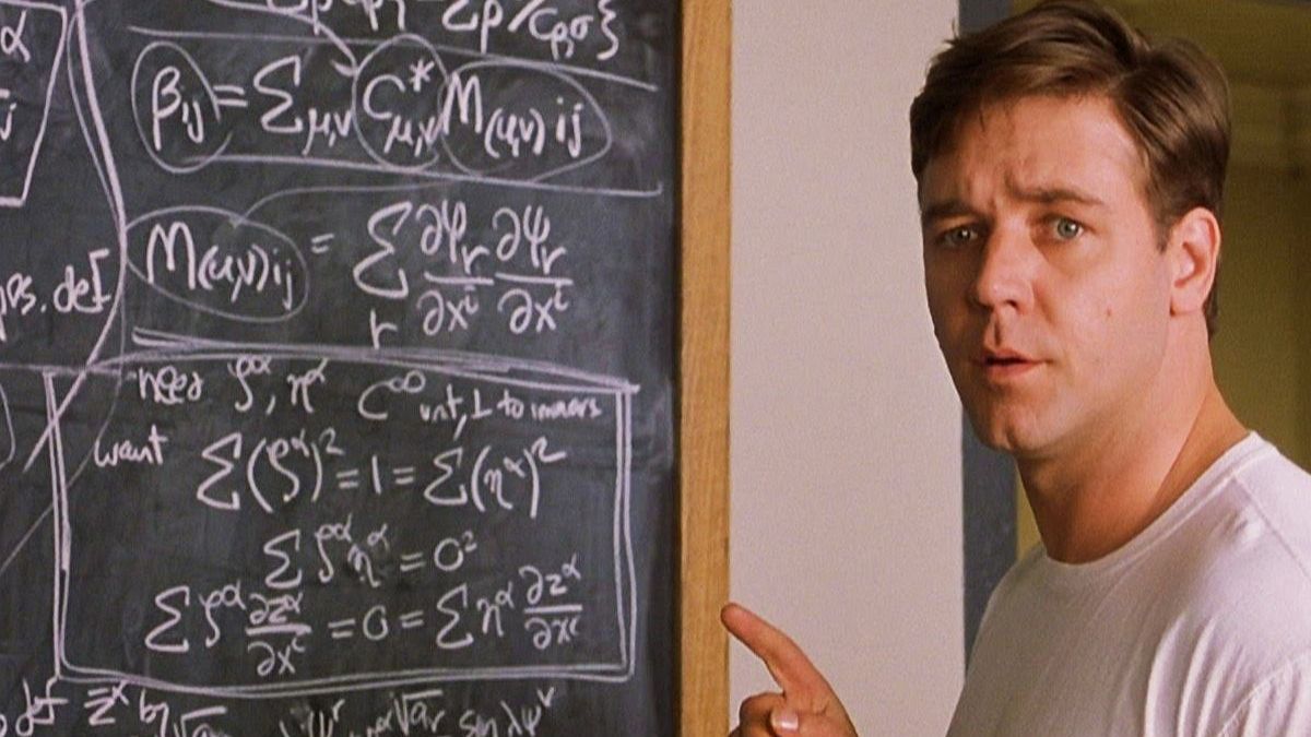 Piękny umysł główny bohater stoi przy tablicy z matematycznymi rozwiązaniami