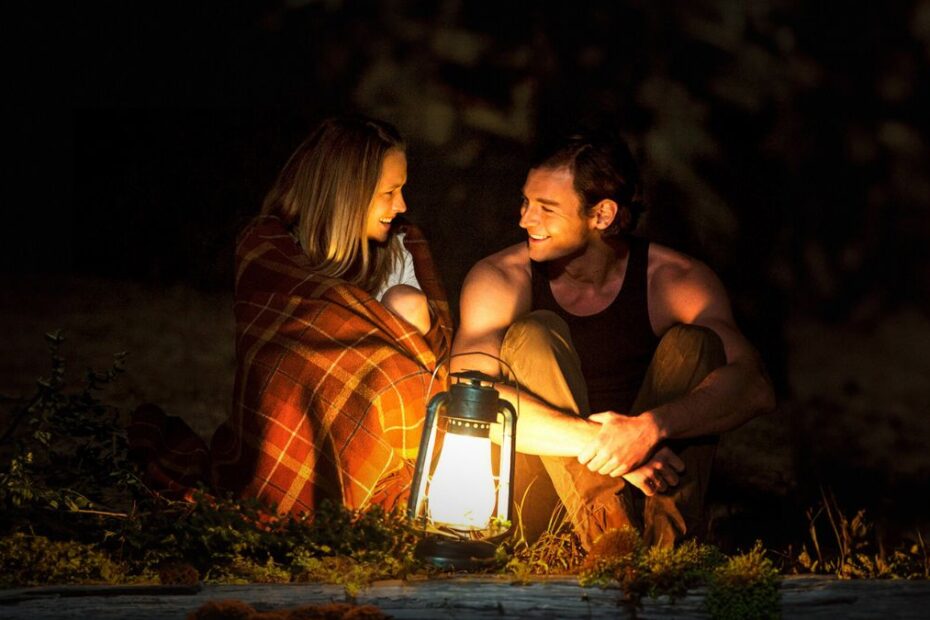 the choice netflix para rozmawia przy lampie na dworze