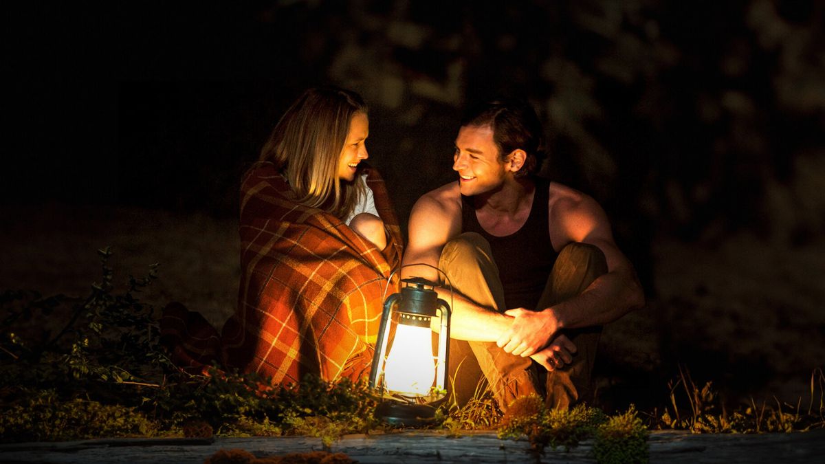 the choice netflix para rozmawia przy lampie na dworze