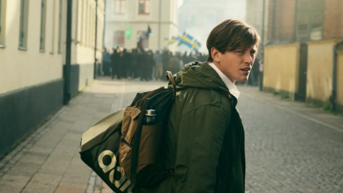 Uczciwe życie Netflix chłopak przy tłumie protestujących