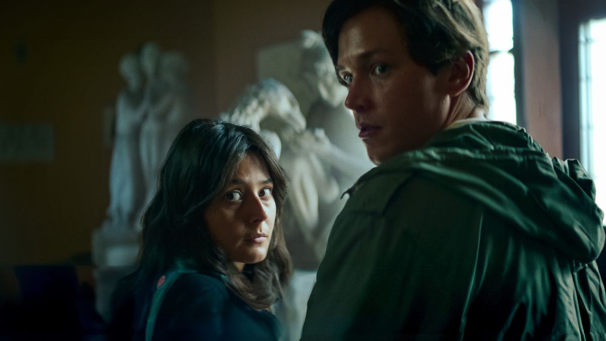 Uczciwe życie Netflix chłopak i dziewczyna patrzą do tyłu z przerażeniem