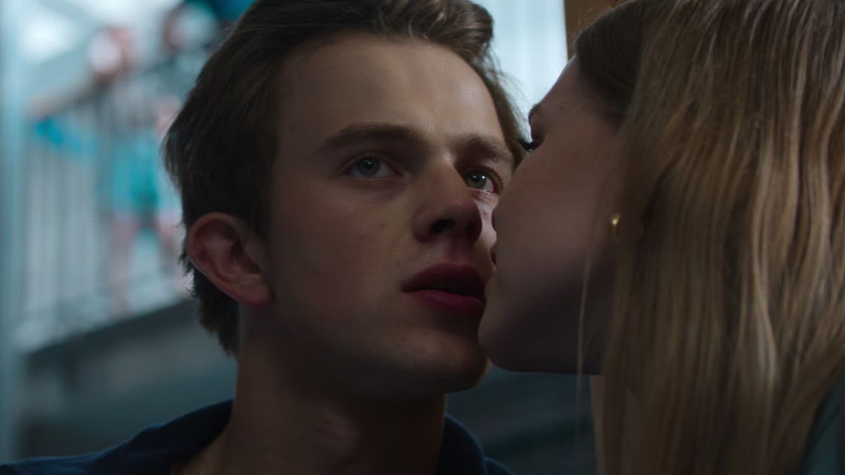 zachowaj spokój netflix. para się całuje
