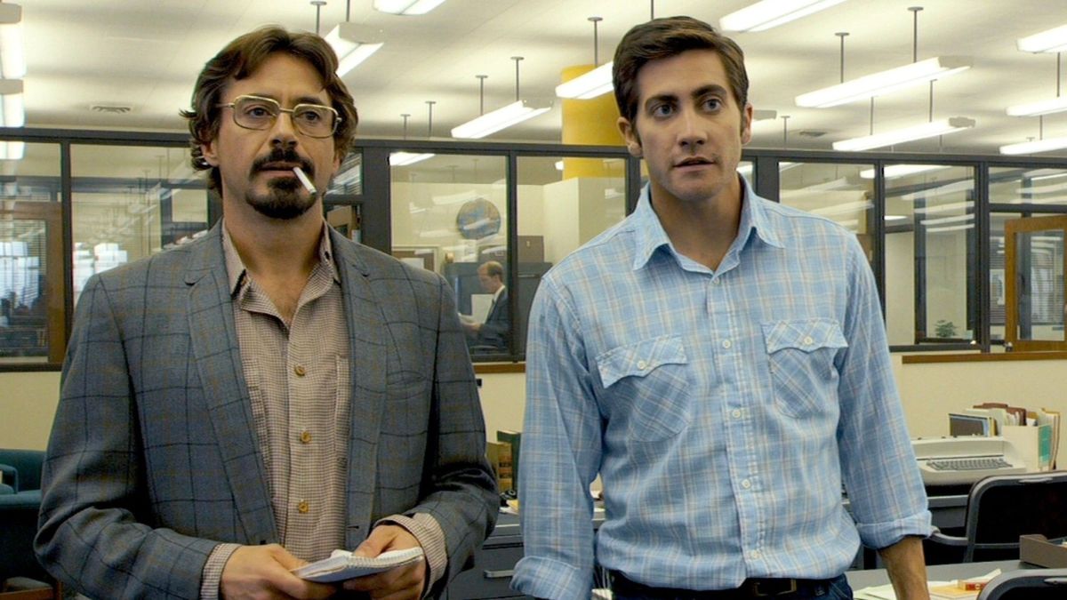 zodiak film netflix mężczyźni siedzą przy biurku i na biurku