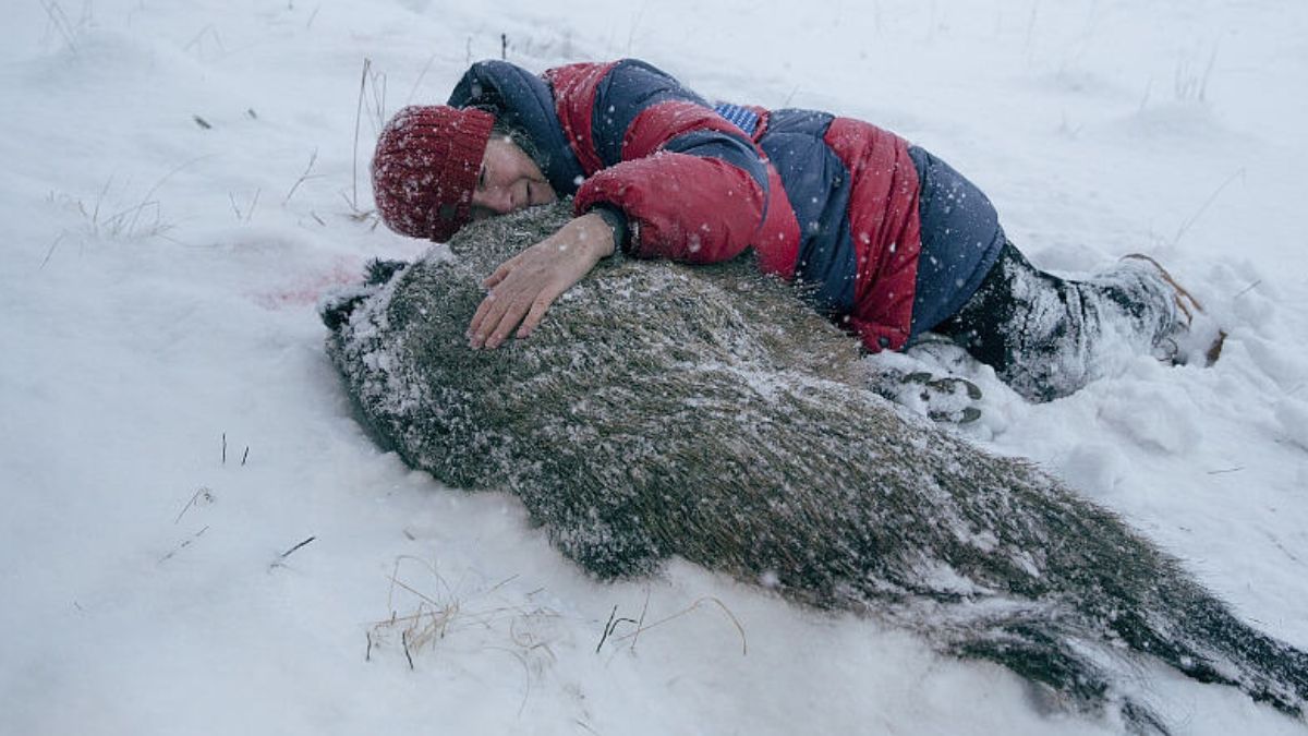 pokot główna bohaterka z psem 