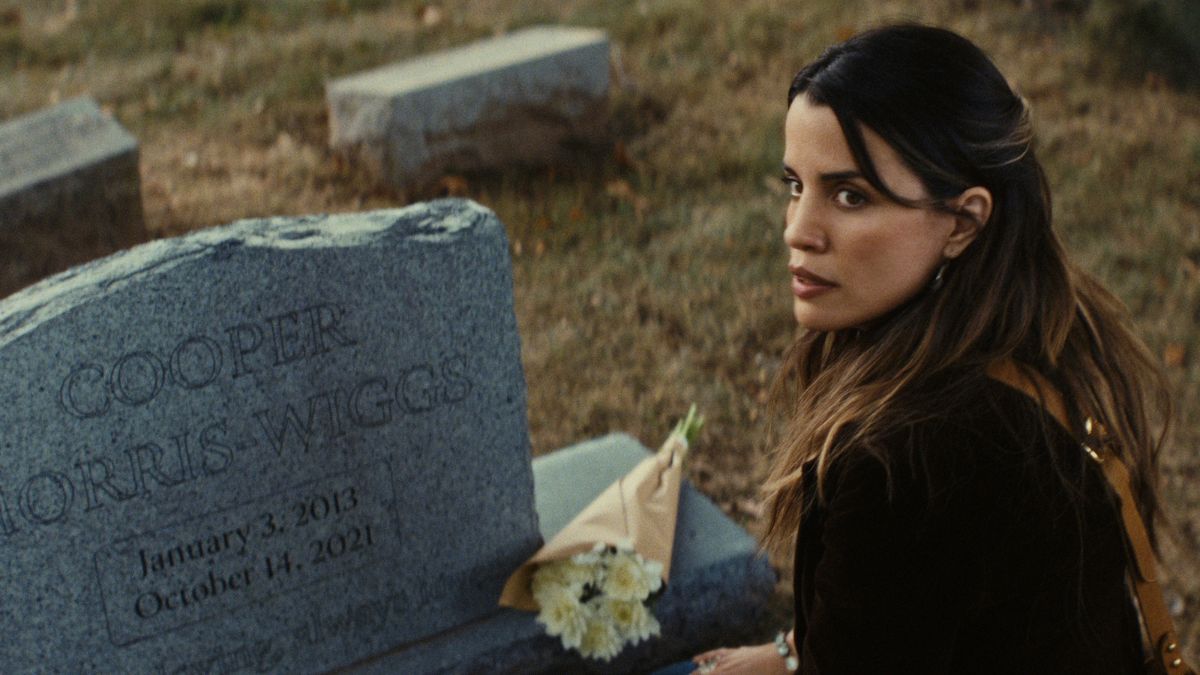 bestia we mnie netflix. główna obsada, kobieta nad grobem