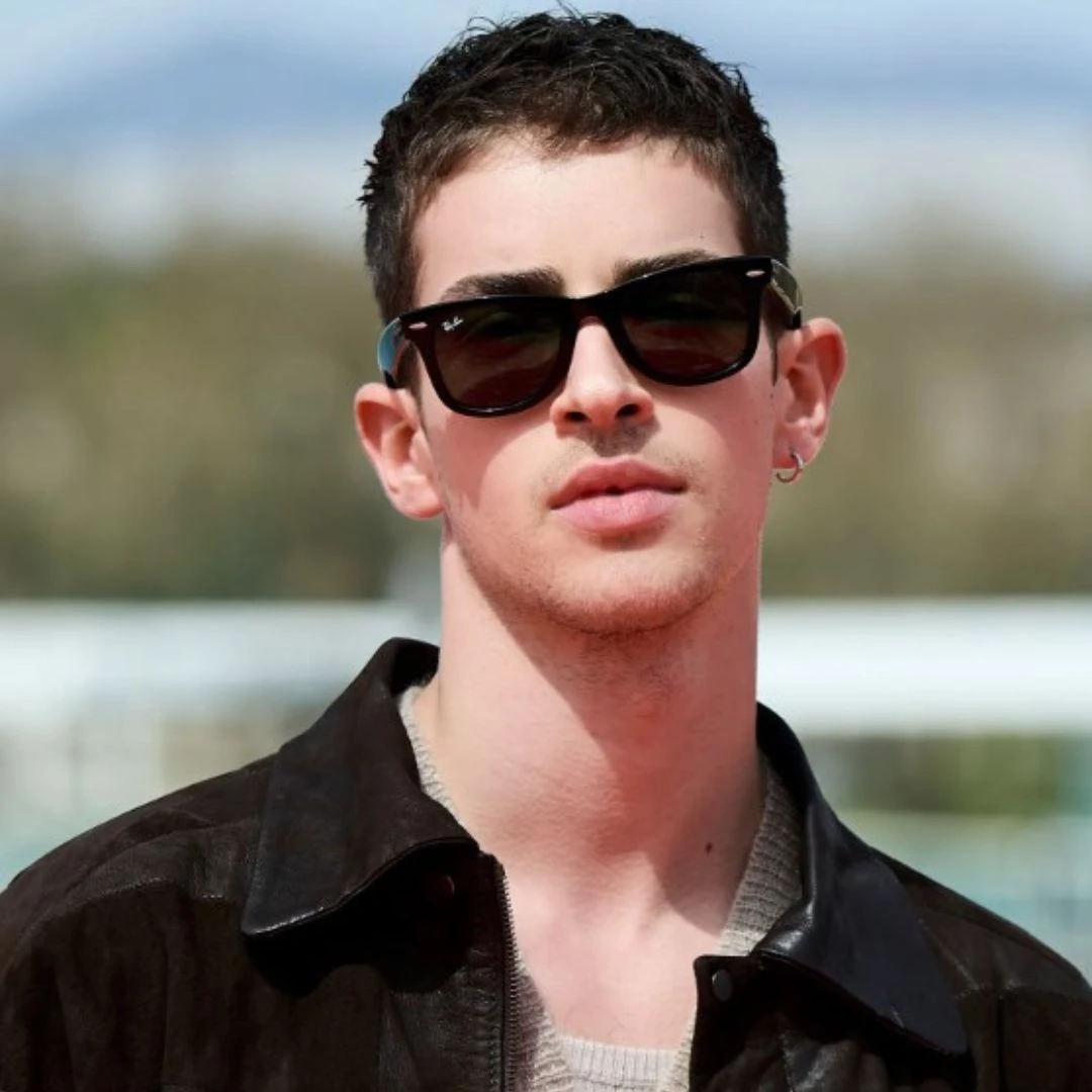 Kim jest Manuel Rios Manu Rìos – aktor, model, piosenkarz i gwiazda serialu Respira na Netflixie