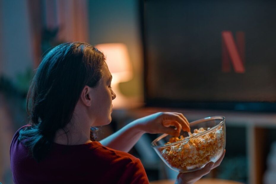 Najlepsze filmy na poprawę humoru na Netflixie: 6 świetnych komedii kobieta ogląda netflixa