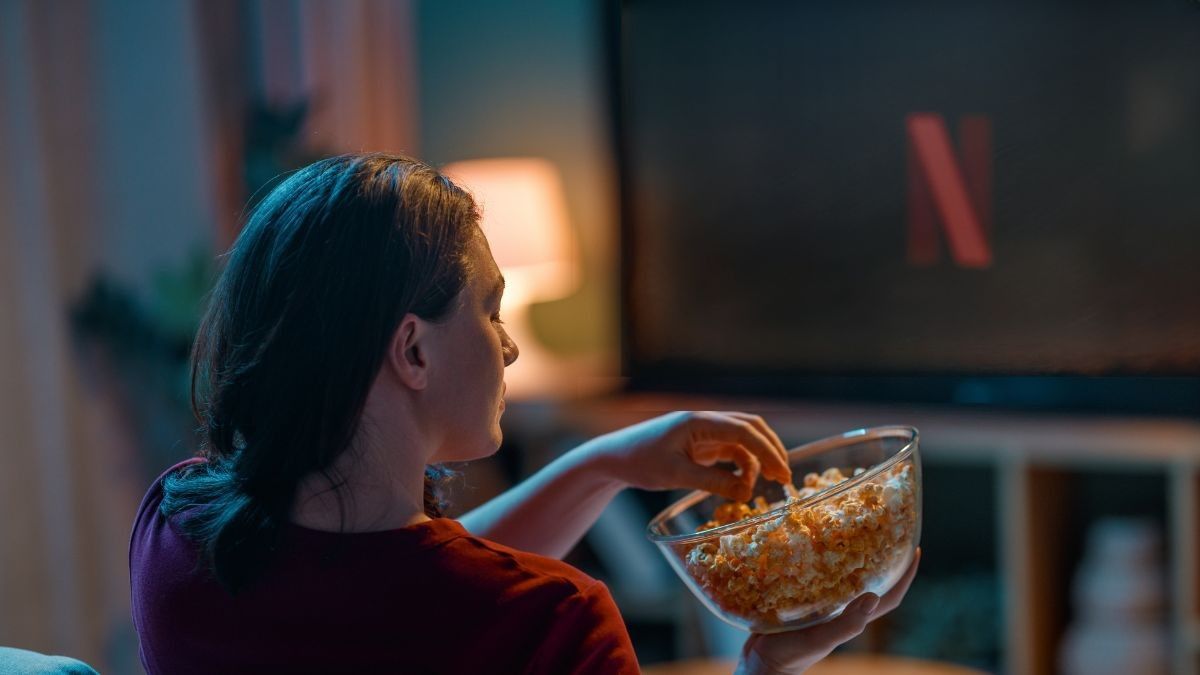 Najlepsze filmy na poprawę humoru na Netflixie: 6 świetnych komedii kobieta ogląda netflixa