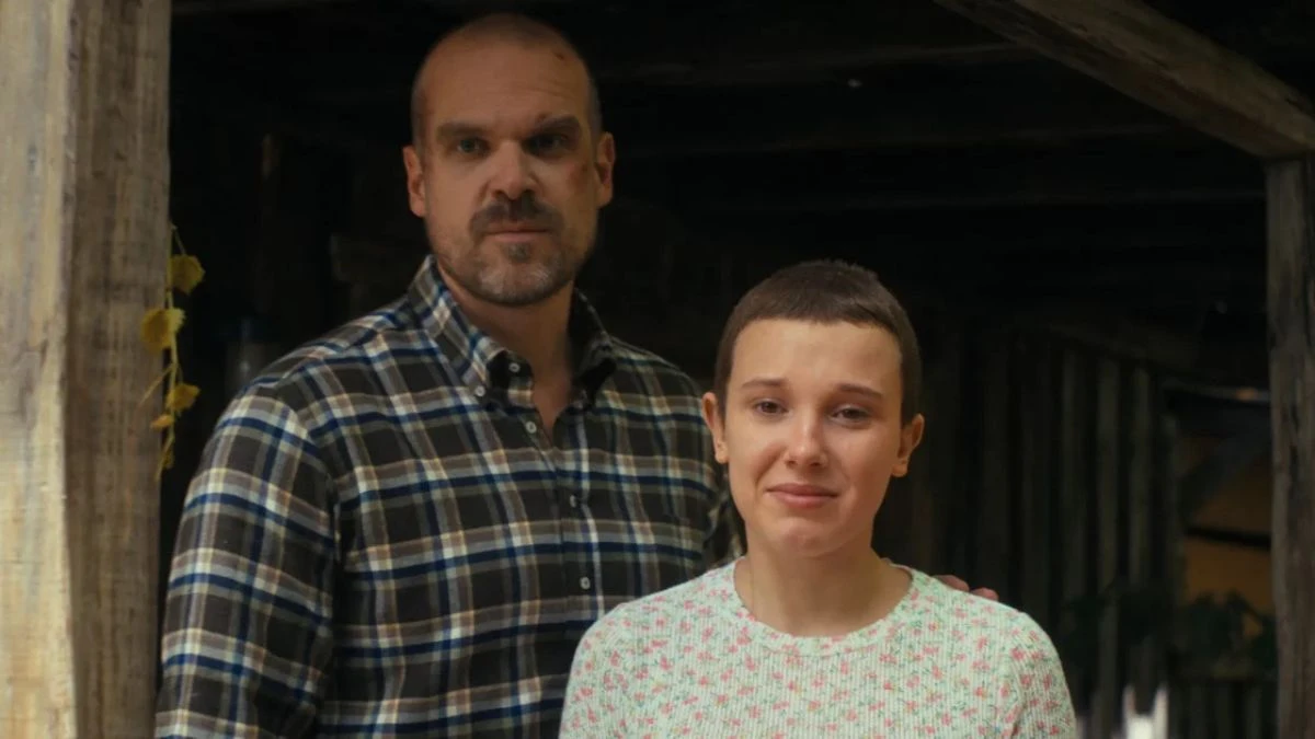 Skandal na planie Stranger Things David Harbour i Millie Bobby Brown na planie (Zdjęcie: IMDb)