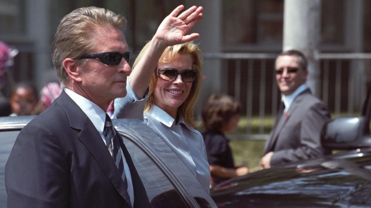 strażnik  – kadr z filmu dostępnego na Netflix, thriller polityczny z Michaelem Douglasem.