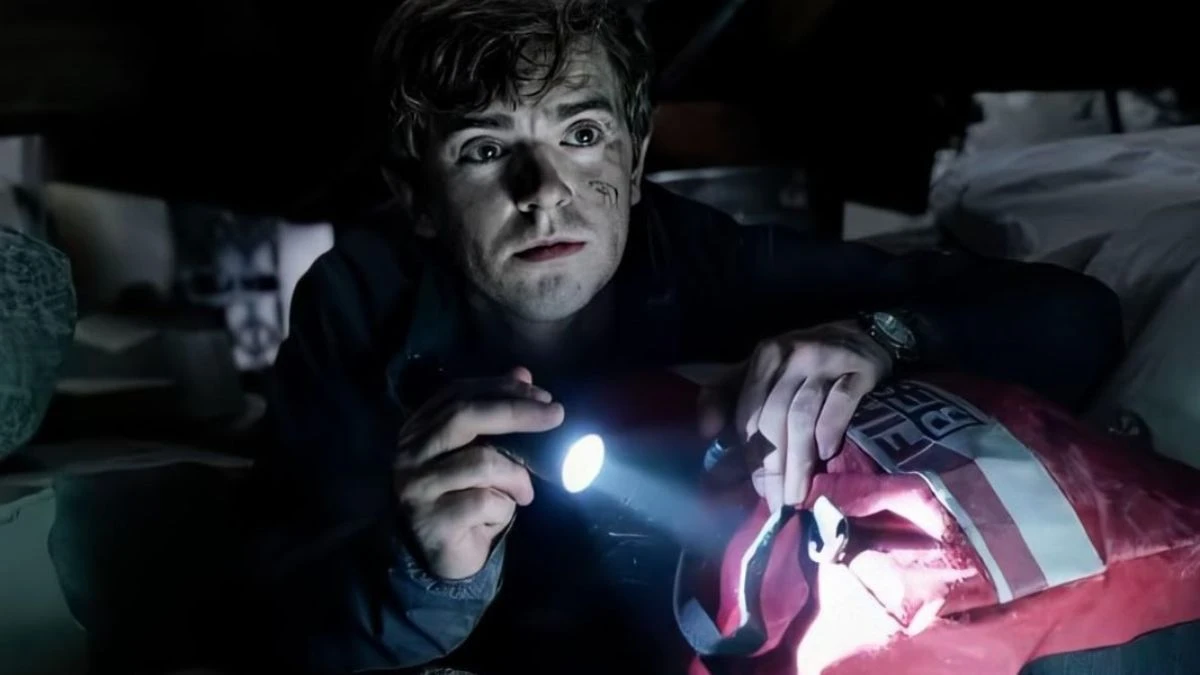 Kadr z serialu The Good Doctor – młody lekarz w trakcie operacji.