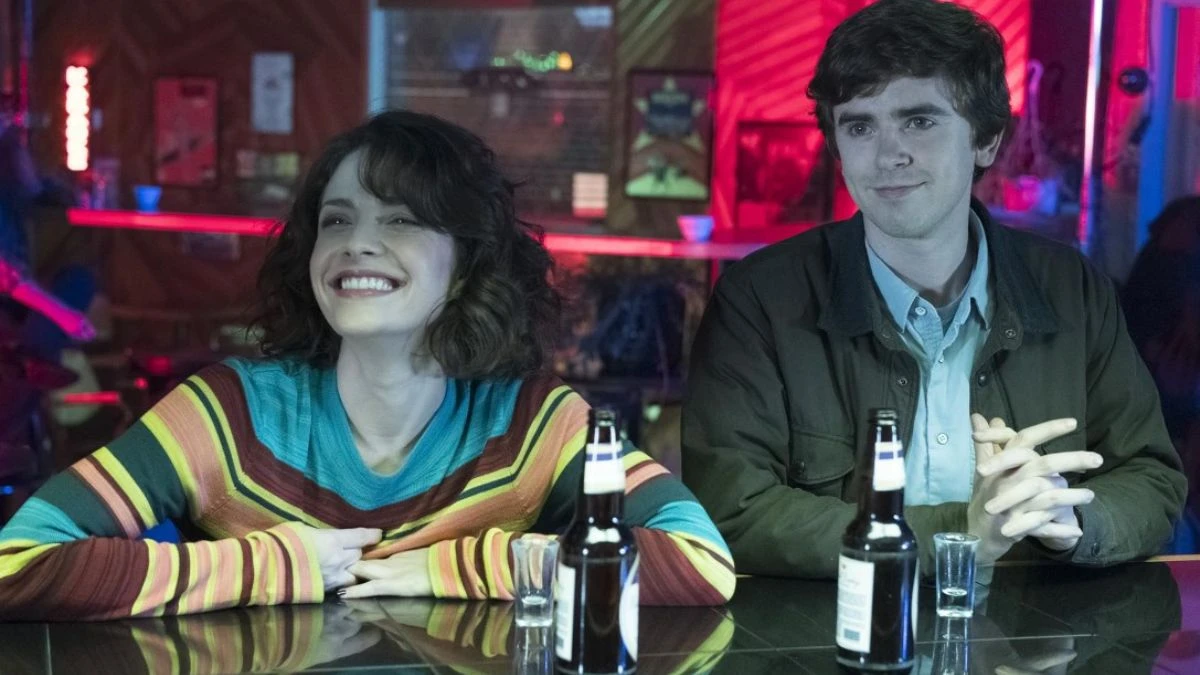 The Good Doctor Freddie Highmore jako Shaun Murphy w szpitalnym korytarzu.