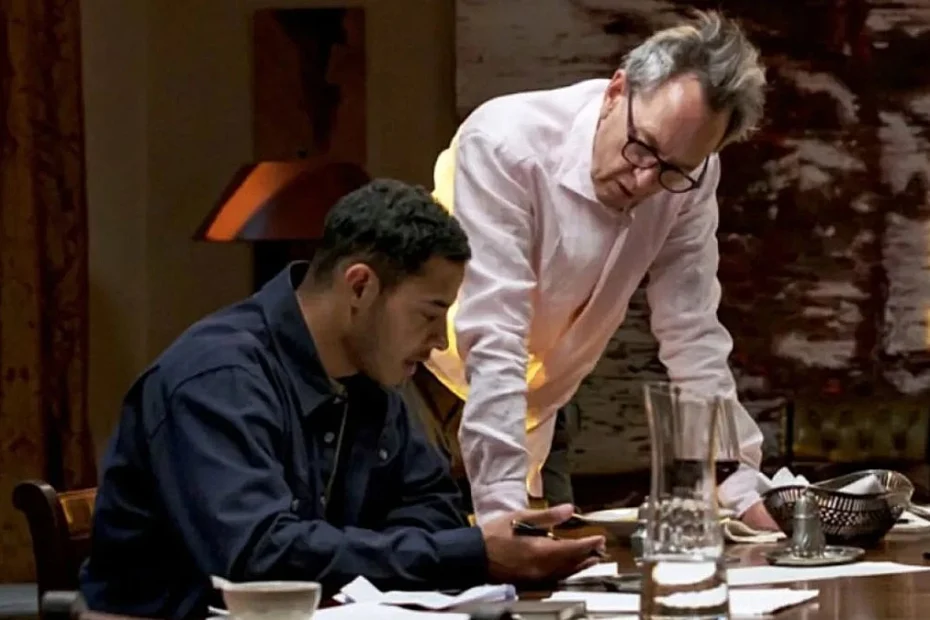 film Lekcja na Netflix: bardzo brytyjski thriller. Akcja toczy się w odosobnionej willi w Anglii.